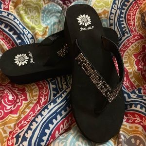 Yellowbox Black and Silver Flipflops